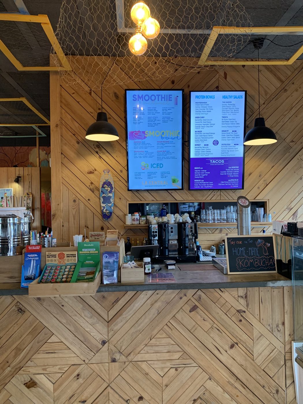 Barra de La Central con las pantallas de la carta de smoothies y tacos