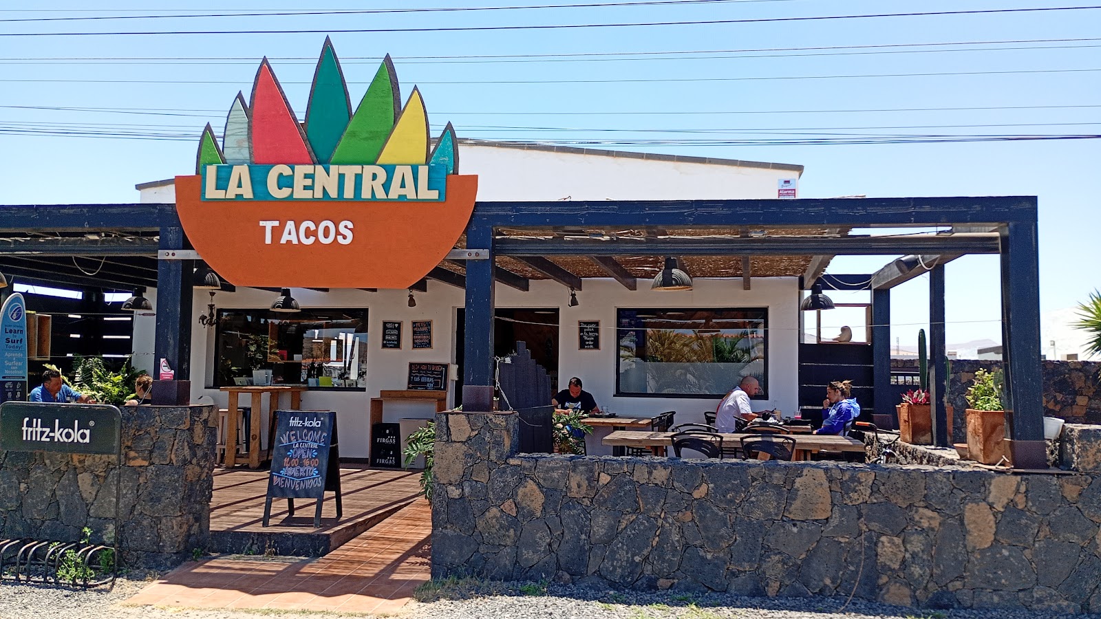 Fachada de La Central, taco bar en Lajares