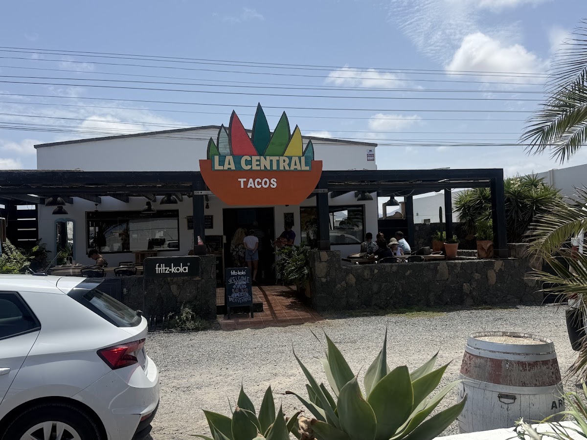 Fachada de La Central, taco bar en Lajares, Fuerteventura