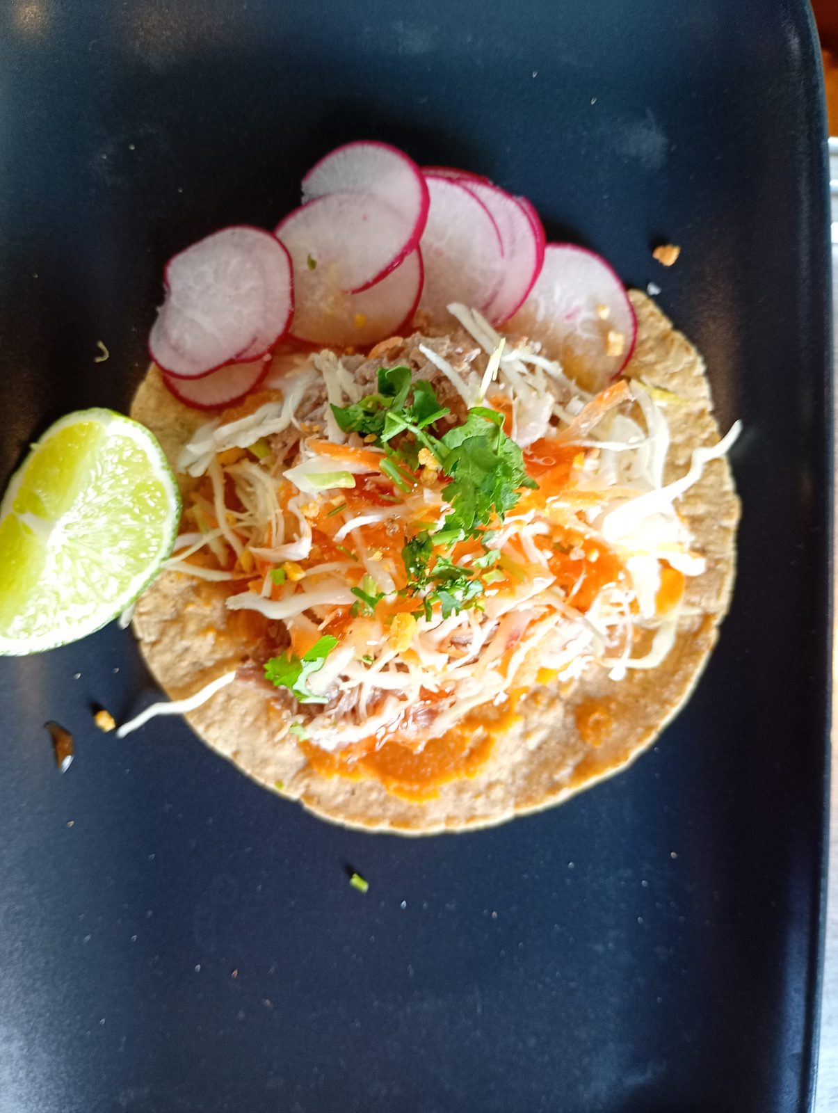 Taco Báhn Mí de La Central, con cerdo desmenuzado y col encurtida